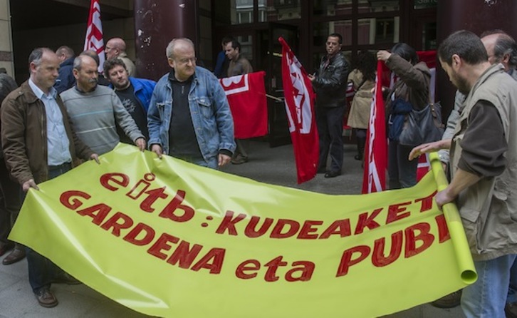 Protesta de LAB contra la opaca gestión del entramado empresarial de EiTB. (Luis JAUREGIALTZO/ARGAZKI PRESS)