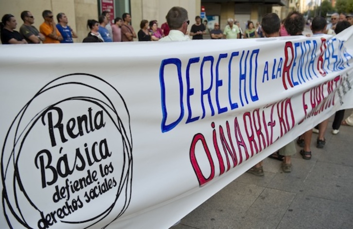 Concentración de la Asamblea de parados y otras plataformas navarras a favor de la renta básica. (Jagoba MANTEROLA/ARGAZKI PRESS)