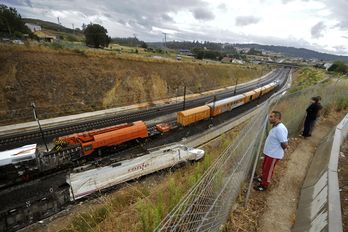 El tren siniestrado, horas después del accidente. (Rafa RIVAS/AFP)
