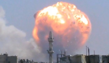 Fuerte explosión en un almacén de armas en Homs. (AFP PHOTO)