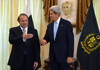 El secretario de Estado de EEUU, John Kerry, junto al primer ministro paquistaní, Nawaz Sharif. (Aamir QURESHI/AFP PHOTO)