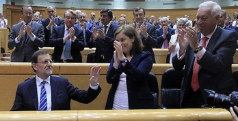 Rajoy recibe el aplauso de sus compañeros de partido durante el debate de ayer (NAIZ.INFO)