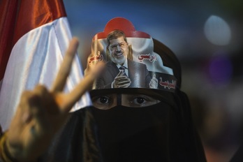 Una seguidora de Morsi hace el signo de la victoria (Khaled DESOUKI / AFP PHOTO)