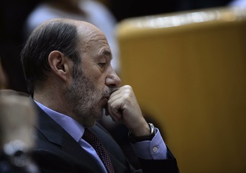 Rubalcaba, pensativo durante el pleno de ayer jueves (Dani POZO / AFP PHOTO)