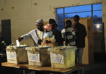 Una mujer depostiva su voto durante la jornada electoral (Alexander JOE / ARGAZKI PRESS)