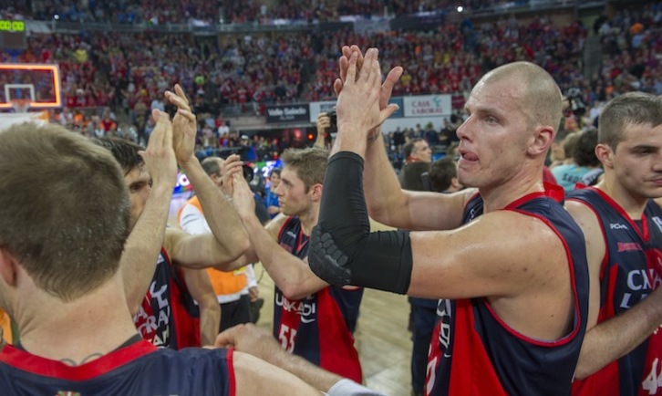 Lampe aplaude a la afición en uno de sus últimos partidos como baskonista (Juanan RUIZ / ARGAZKI PRESS)  