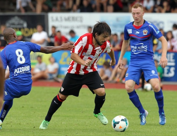 Beñat se lleva el balón entre dos rivales (Bob EDME)