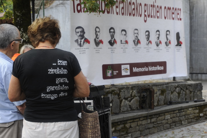 Homenaje realizado por Ahaztuak  a los seis vecinos de Busturia fusilados. (Monika DEL VALLE / ARGAZKI PRESS)