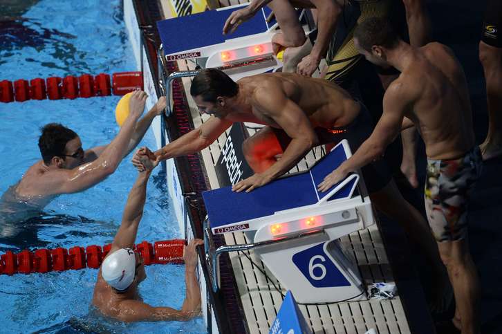 Los nadadores de Francia celebran la victoria. (Pierre-Philippe MARCOUT / AFP)