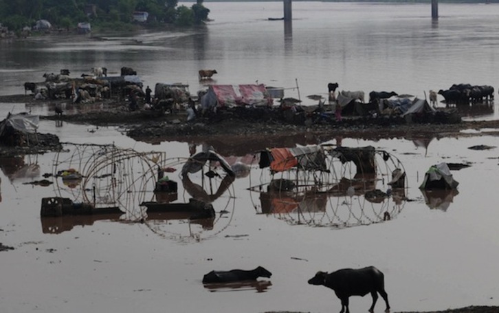Las inundaciones han provocado la muerte de al menos medio centenar de personas. (Arif ALI/AFP PHOTO)
