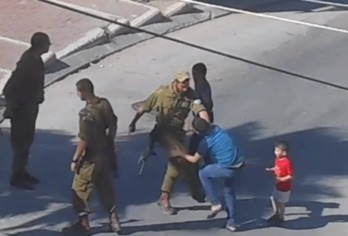 Captura de vídeo que muestra el momento de la agresión. (NAIZ.INFO)