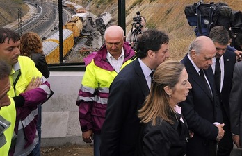 Ana Pastor, ministra española de Fomento, durante su visita al lugar del accidente (Rafa RIVAS / AFP PHOTO)