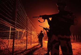 Soldados indios vigilan la frontera en Cachemira (Tauseef MUSTAFA / AFP PHOTO)
