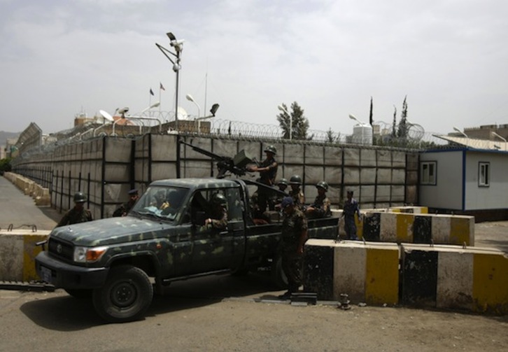 El Ejército yemení custodia el acceso a la embajada estadounidense en Sanaa. (Mohamed HUWAIS/AFP PHOTO)