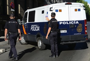 El furgón policial que traslada a Galván, a su llegada a la Audiencia Nacional española. (Dominique FAGET/AFP PHOTO)