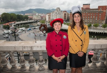Artola e Iturregi posan en el balcón del Ayuntamiento (Jon HERNAEZ / ARGAZKI PRESS)