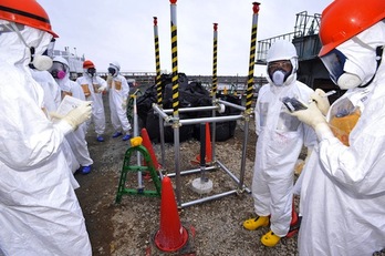 Hainbat teknikari, Fukushimako zentralean lanean. (AFP PHOTO)