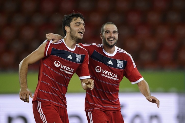 El Olimpique de Lyon logró el martes su billete a la previa. En la imagen, Grenier y Lisandro (Fabrice COFFRINI / AFP PHOTO)
