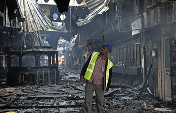 Un operario contempla las consecuencias del incendio (STRINGER / AFP PHOTO) 