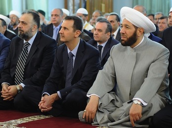 El presidente sirio, Bashar al-Assad, durante la celebración del fin del ramadán. (AFP PHOTO)