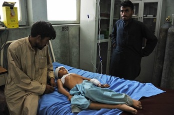 Un niño herido a causa de la explosión es atendido en un hospital. (Noorullah SHIRZADA/AFP PHOTO)