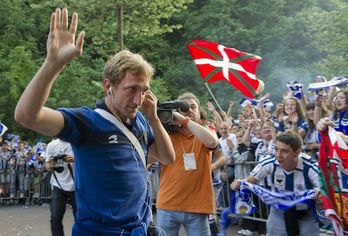 Rivas saluda a la afición antes de disputar su último partido con la Real (Andoni CANELLADA / ARGAZKI PRESS)