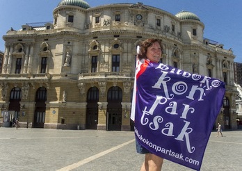 Jone Artola, ante el Ayuntamiento de Bilbo (Monika DEL VALLE / ARGAZKI PRESS)