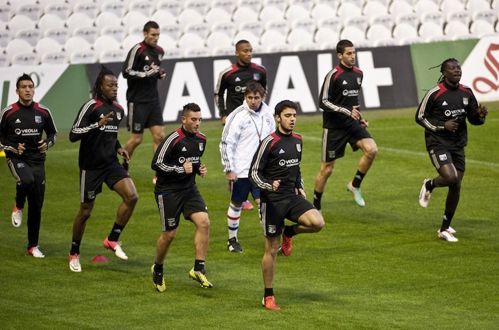 El Olympique de Lyon, en un entrenamiento en Bilbo en 2012, cuando se enfrentó al Ahtletic en la Europa League. (Jon HERNAEZ/ARGAZKI PRESS)