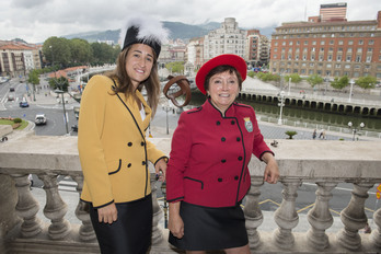 La txupinera Jone Artola junto a la pregonera Iraia Iturregi durante el día de su presentación. (Jon HERNAEZ / ARGAZKI PRESS)