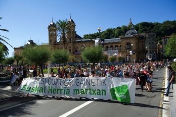 La manifestación, convocada por EH Bildu, ha recorrido las principales calles de Donostia. (Juan Carlos RUIZ/ARGAZKI PRESS)