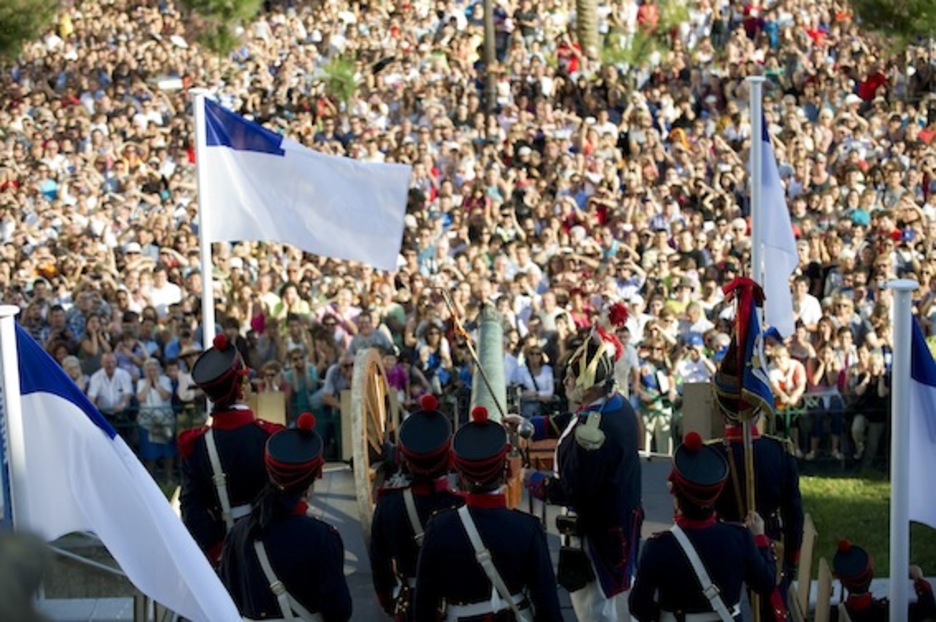 Jende andana gerturatu da Alderdi Ederrera, jaien hasiera bertatik bertara jarraitzeko. (Juan Carlos RUIZ/ARGAZKI PRESS)