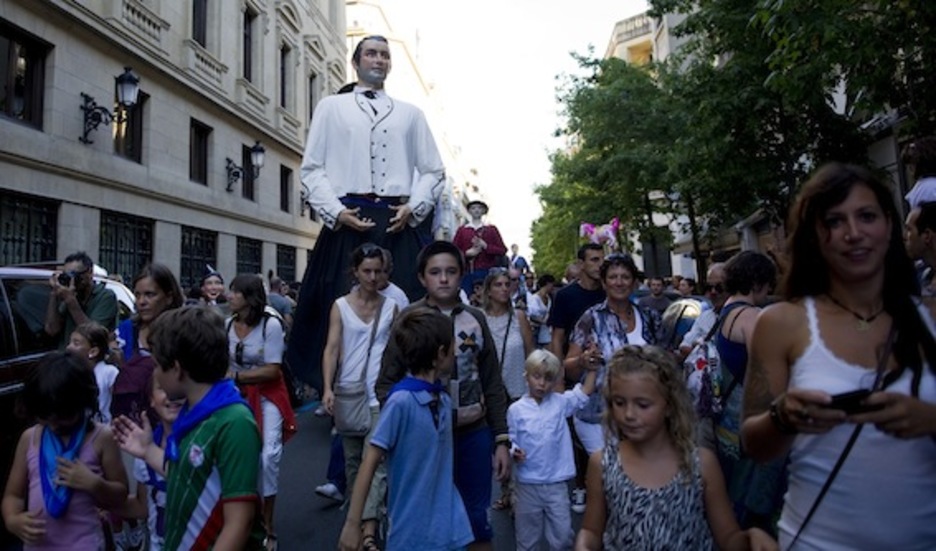Erraldoi eta buruhandien kalejira, Donostiako kale nagusietatik. (Juan Carlos RUIZ/ARGAZKI PRESS)