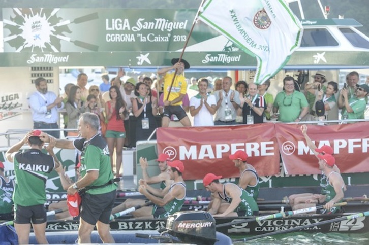 Kaikuko arraunlariak, Hondarribiako bandera eskutan. (Jagoba MANTEROLA/ARGAZKI PRESS)