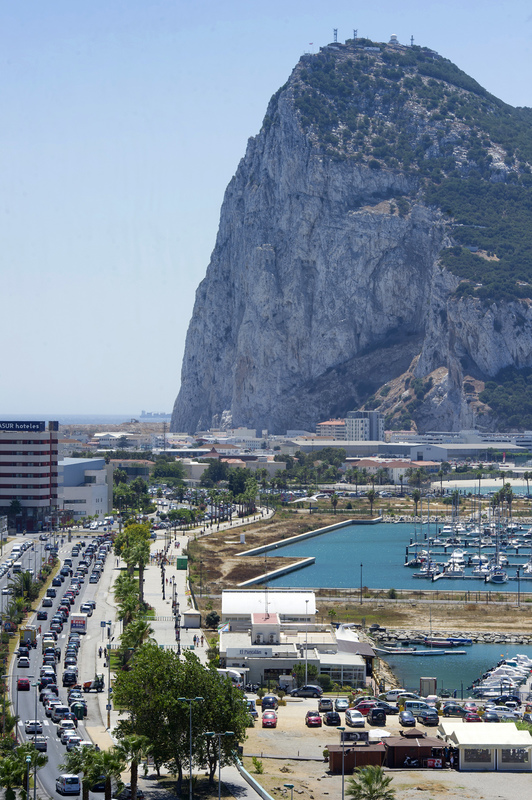 Colas de coches para cruzar la frontera entre el Estado español y Gibraltar. (Marcos MORENO / AFP)