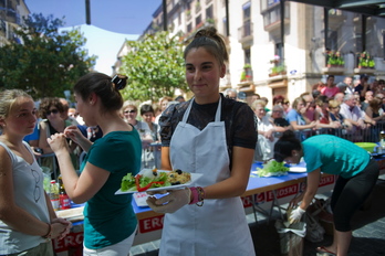 Entsaladilla txapelketa antolatu dute gazteentzat. (Juan Carlos RUIZ / ARGAZKI PRESS)