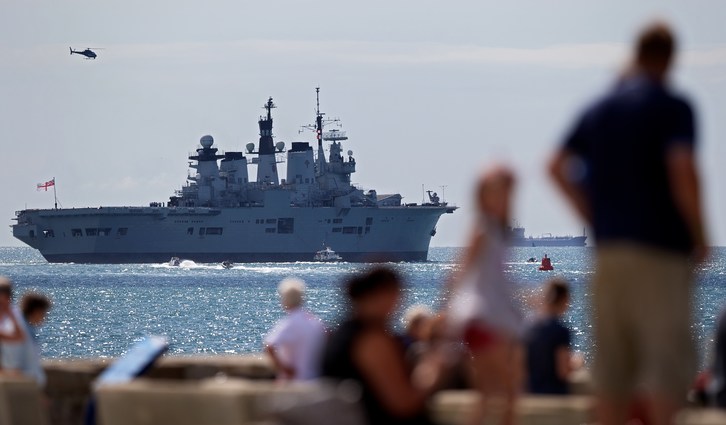 Barcos de la Armada británica han partido hoy desde Portsmouth hacia el Mediterráneo (Andrew COWIE / AFP PHOTO)   