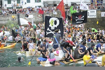 Tripulaciones piratas dándolo todo para tratar de salir del puerto (Jon URBE / ARGAZKI PRESS)