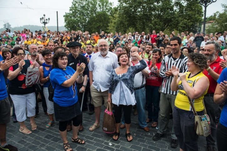 Jone Artolak eta Aste Nagusiko jai ereduak babes zabala jaso dute Arriaga plazan. (Jon HERNAEZ/ARGAZKI PRESS)