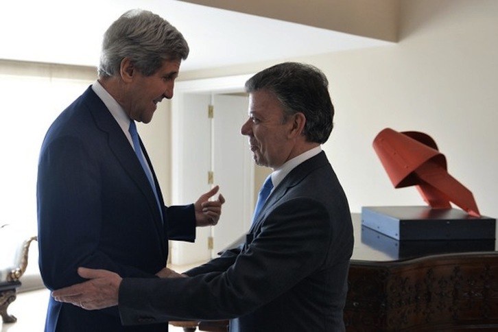 El presidente Santos se saluda con el secretario de Estado de EEUU, John Kerry. (Javier CASELLA / AFP PHOTO)