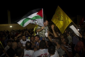 Uno de los 26 presos liberados, a su llegada a Ramallah. (Ahmad GHARABLI/AFP PHOTO)