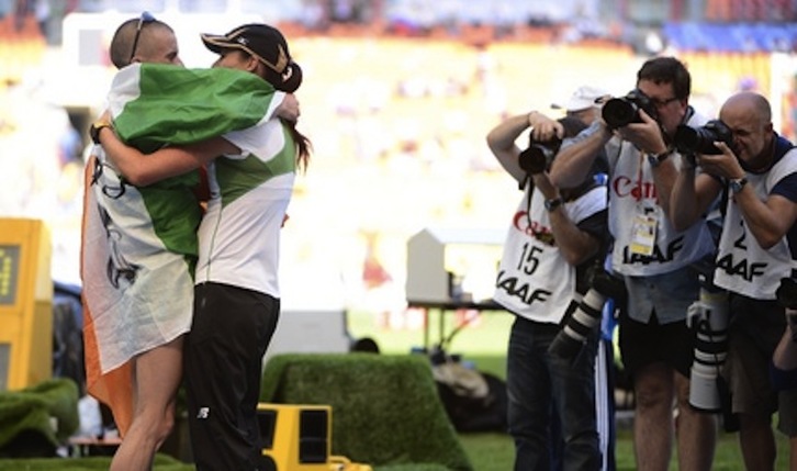 Robert Heffernan se abraza con su mujer tras cruzar la línea de meta (Olivier MORIN / AFP PHOTO) 
