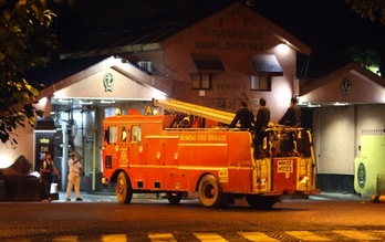 Un camión de bomberos accede a la base donde ha tenido lugar la explosión. (AFP PHOTO)