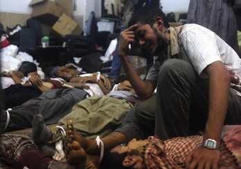 Un hombre llora rodeado de cadáveres (Mosaab EL-SHAMY / AFP PHOTO) 