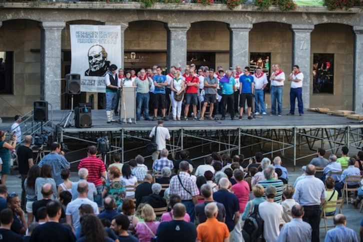 Acto celebrado esta tarde en la plaza de Laudio (Jon HERNAEZ / ARGAZKI PRESS)