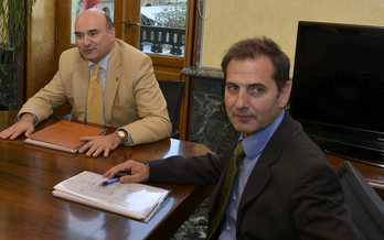 El director general de Interior, Patxi Fernández, (derecha) en una reunión con el titular de la Consejería, Javier Morrás. (NAIZ.INFO)
