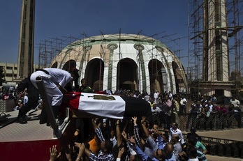 Ciudadanos egipcios portan el féretro de uno de los fallecidos en las protestas. (Khaled DESOUKI/AFP PHOTO)