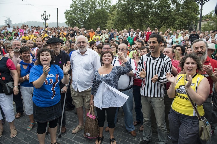 La txupinera Jone Artola arropada por miembros de Bilboko Konpartsak y representantes sociales y políticos. (Jon HERNAEZ | ARGAZKI PRESS)