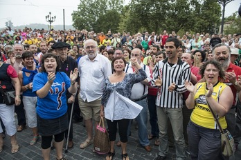 La txupinera Jone Artola arropada por miembros de Bilboko Konpartsak y representantes sociales y políticos. (Jon HERNAEZ | ARGAZKI PRESS)