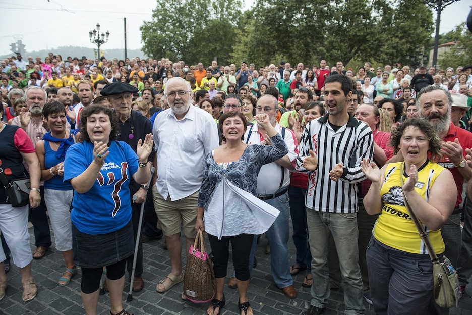 La txupinera Jone Artola arropada por miembros de Bilboko Konpartsak y representantes sociales y políticos. (Jon HERNAEZ | ARGAZKI PRESS)