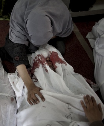 Una mujer llora junto a uno de los numerosos cadáveres depositados en la improvisada morgue instalada en la mezquita Al-Iman. (Mahmoud KHALED | AFP)